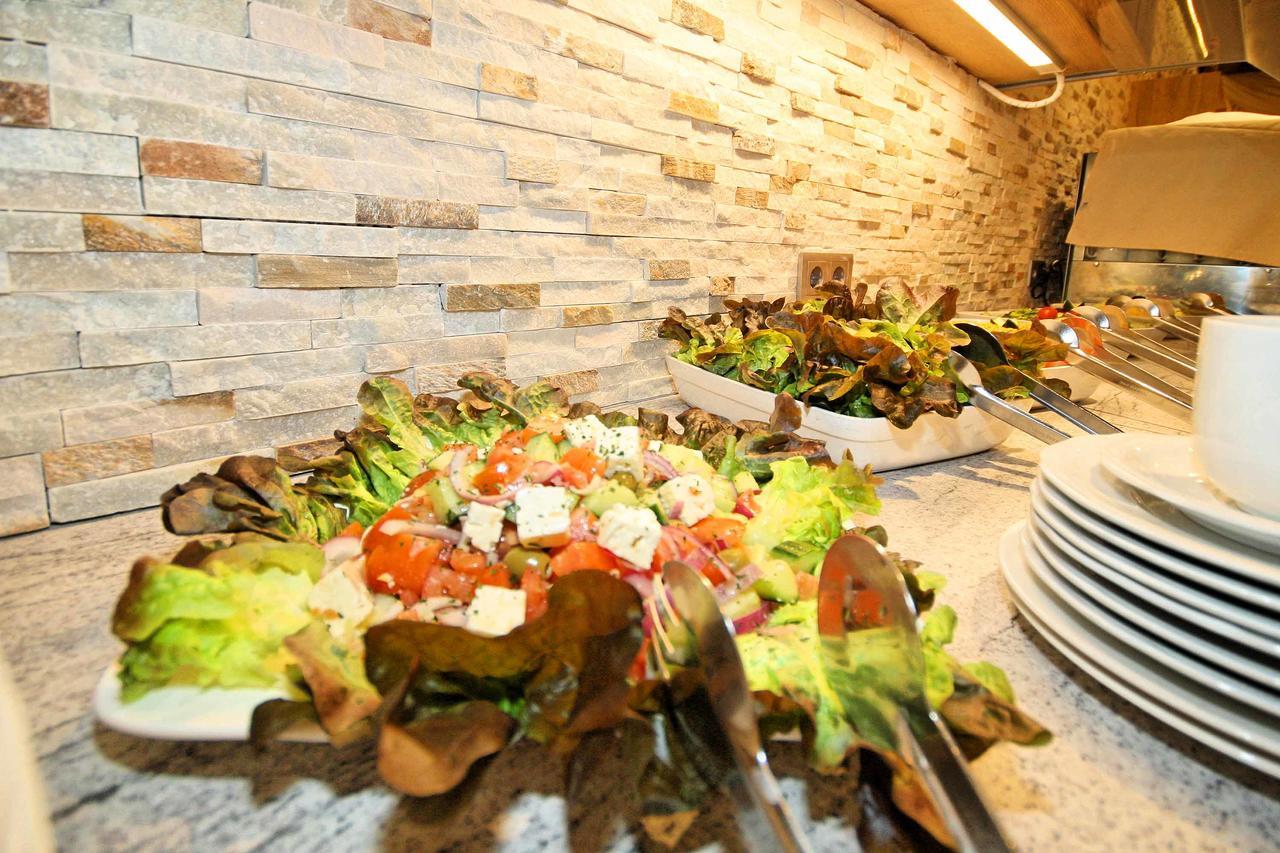 Hotel Kajetansbrücke Pfunds Exteriör bild